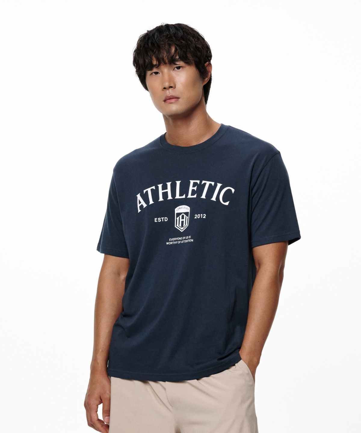 라임라잇 어패럴(LIMELIGHT APPAREL) 애슬릿 스탠다드 핏 애슬레틱 로고 티셔츠 (네이비/화이트)