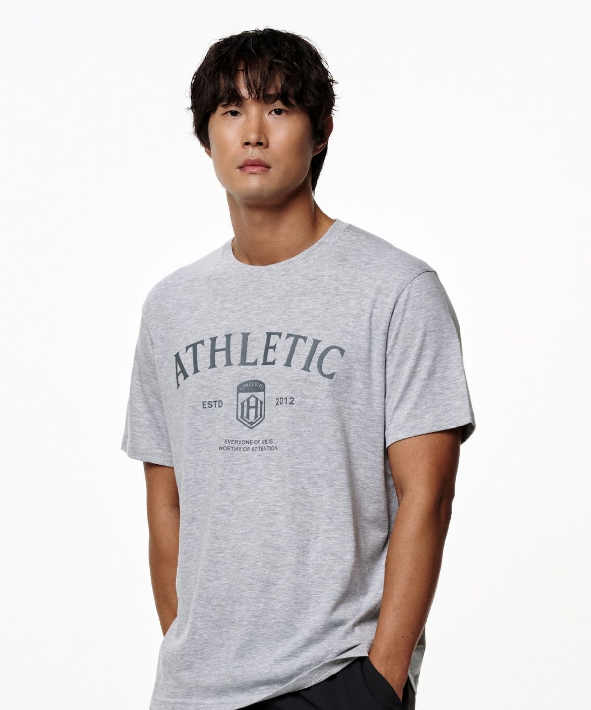 라임라잇 어패럴(LIMELIGHT APPAREL) 애슬릿 스탠다드 핏 애슬레틱 로고 티셔츠 (그레이 멜란지/그레이)