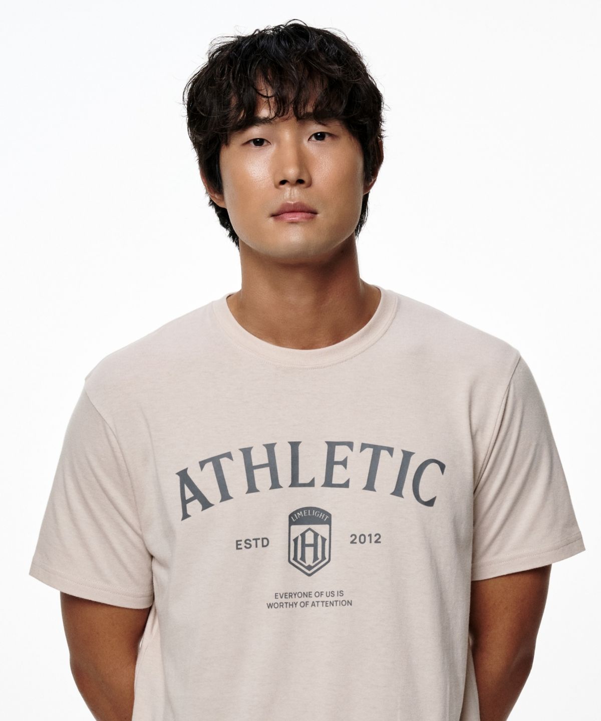 라임라잇 어패럴(LIMELIGHT APPAREL) 애슬릿 스탠다드 핏 애슬레틱 로고 티셔츠 (샌드/그레이)