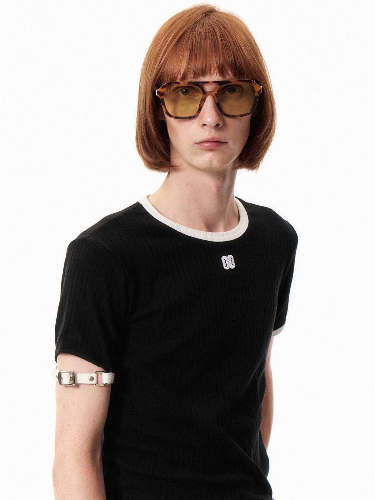 쿠르베(COURBE) Buckle Contrast Wed Round Neck T-shirt (Black)