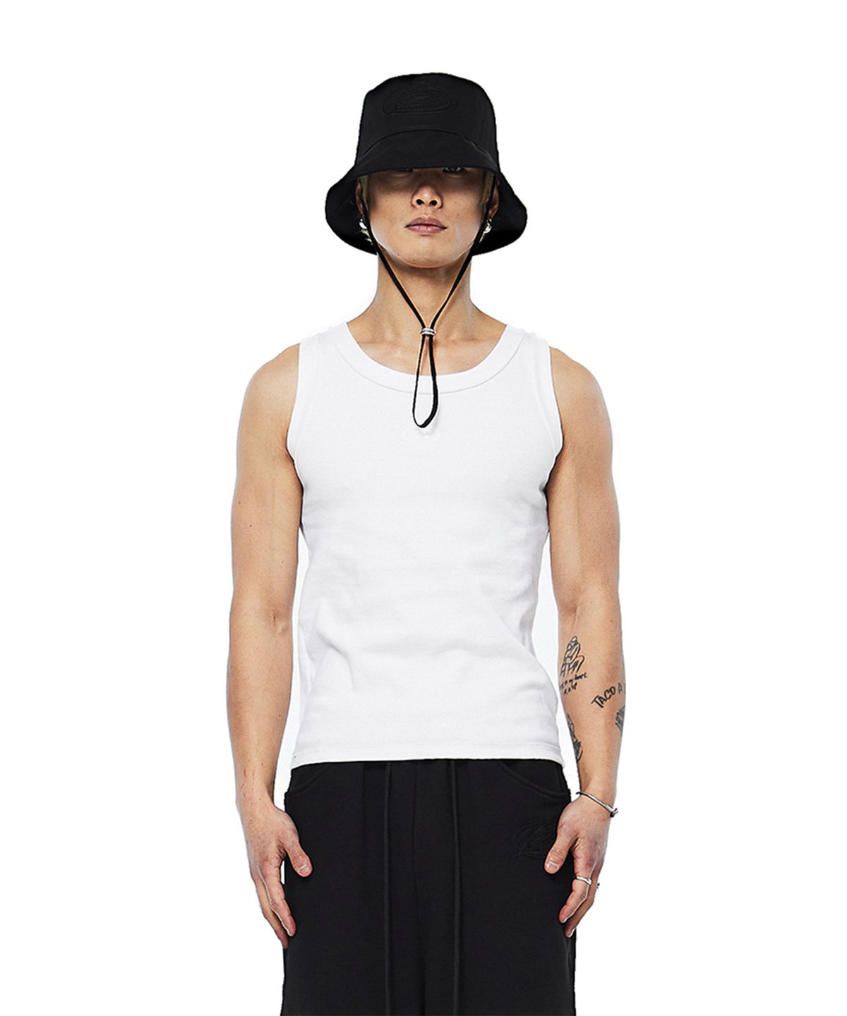 모어댄블랙(MORE THAN BLACK) CUT OFF SLEEVELESS - WHITE