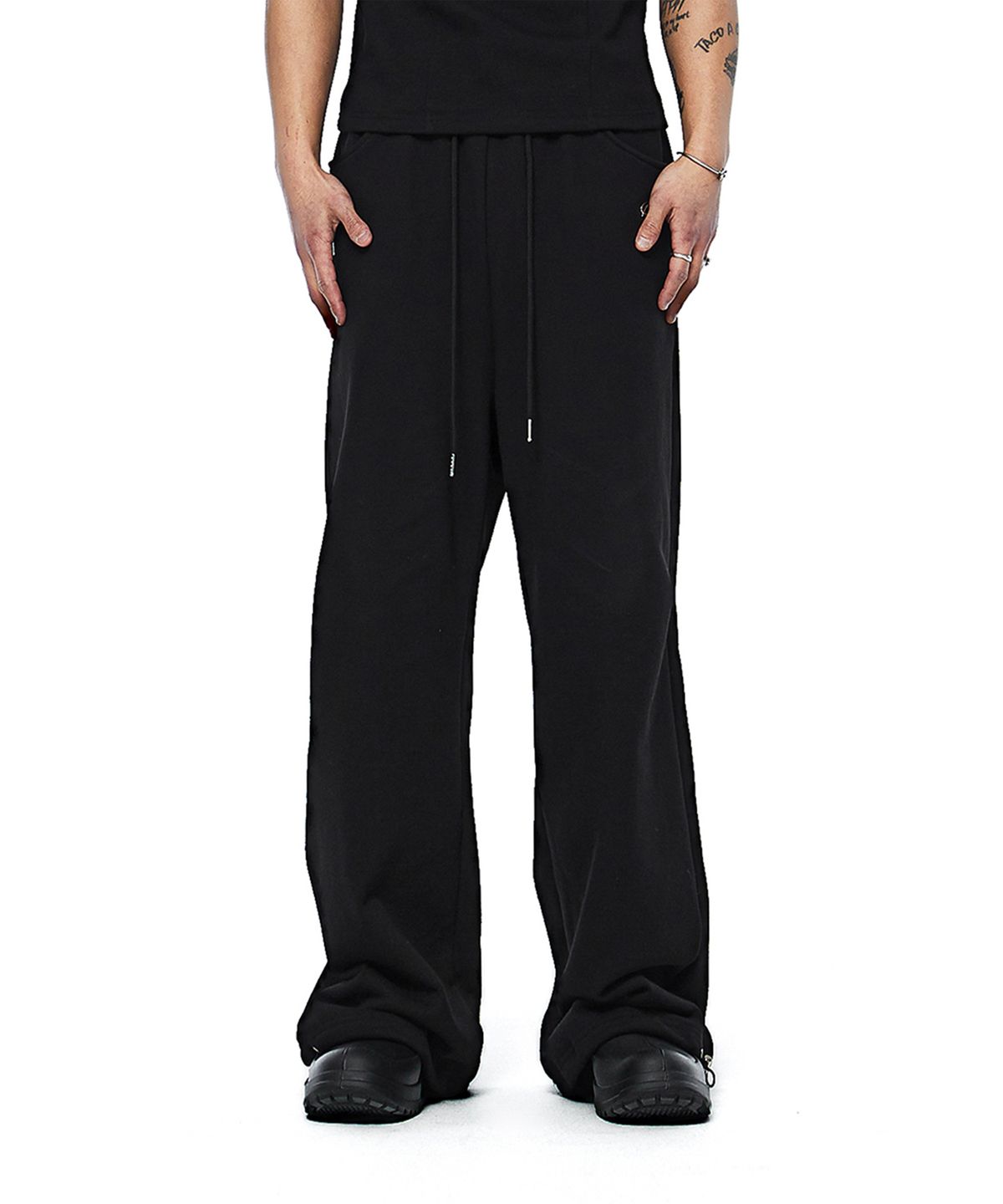 모어댄블랙(MORE THAN BLACK) LOGO SWEAT PANTS
