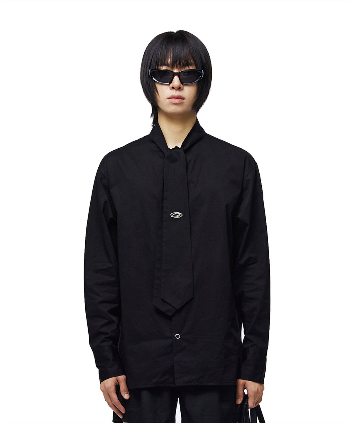 모어댄블랙(MORE THAN BLACK) LOGO TIE SHIRT