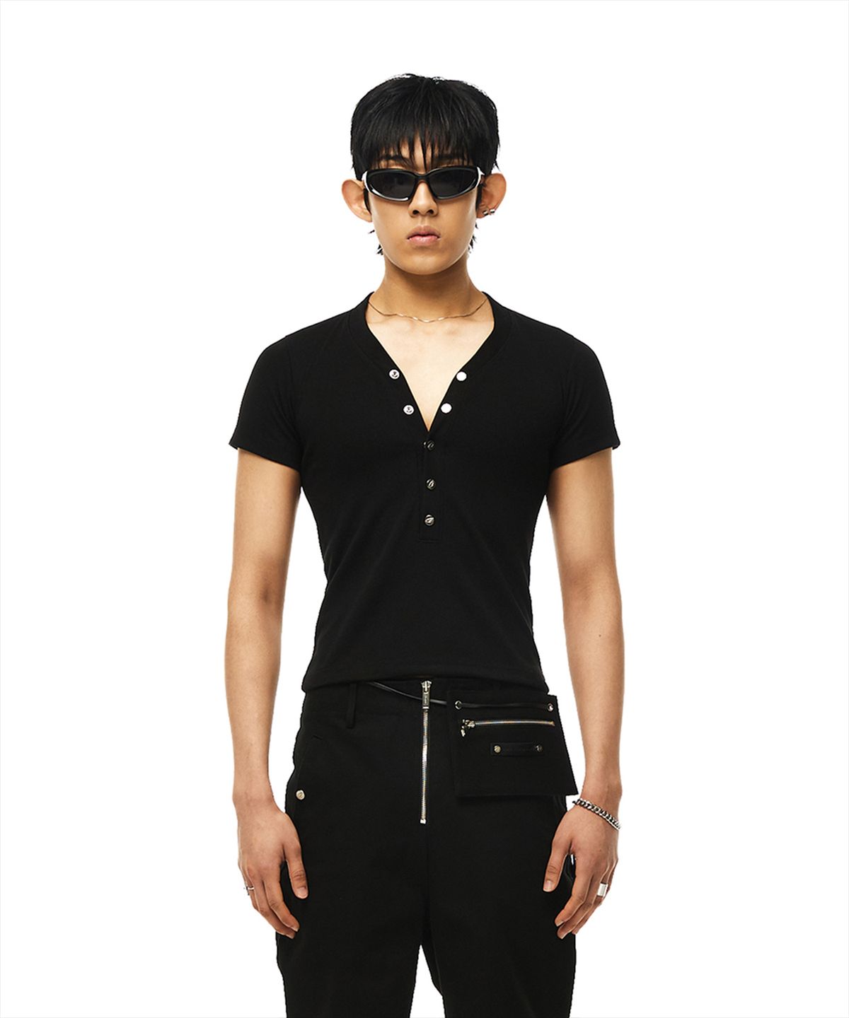 모어댄블랙(MORE THAN BLACK) SNAP V HALF SLEEVE