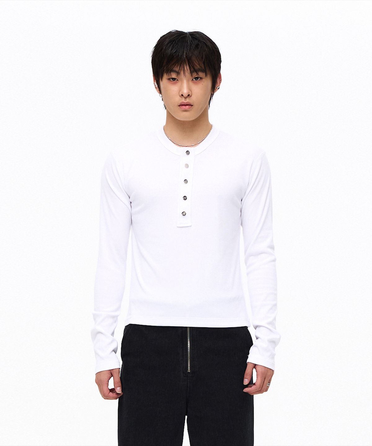 모어댄블랙(MORE THAN BLACK) CUT OFF SNAP LONG SLEEVE - WHITE