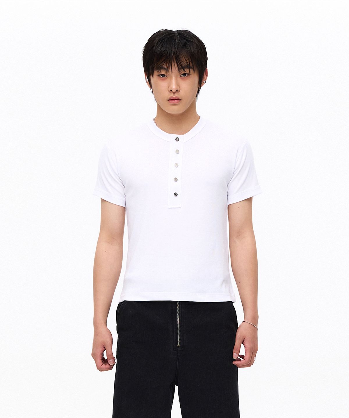 모어댄블랙(MORE THAN BLACK) CUT OFF SNAP HALF SLEEVE - WHITE