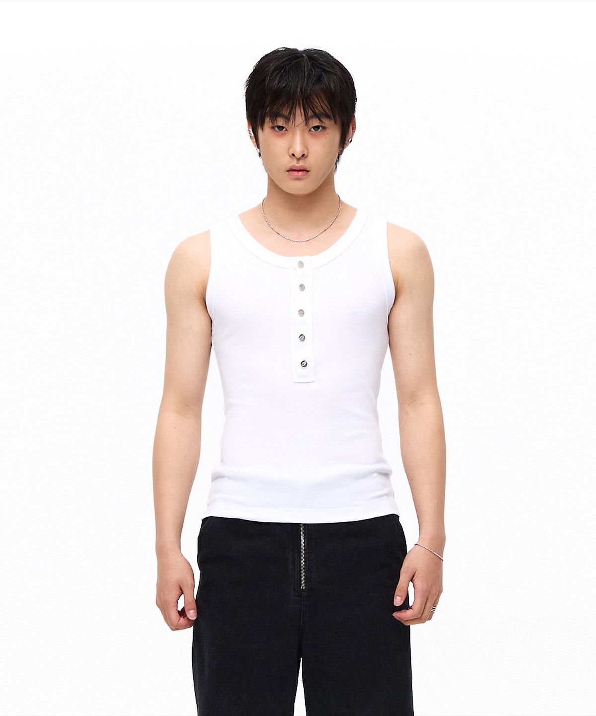 모어댄블랙(MORE THAN BLACK) CUT OFF SNAP SLEEVELESS - WHITE