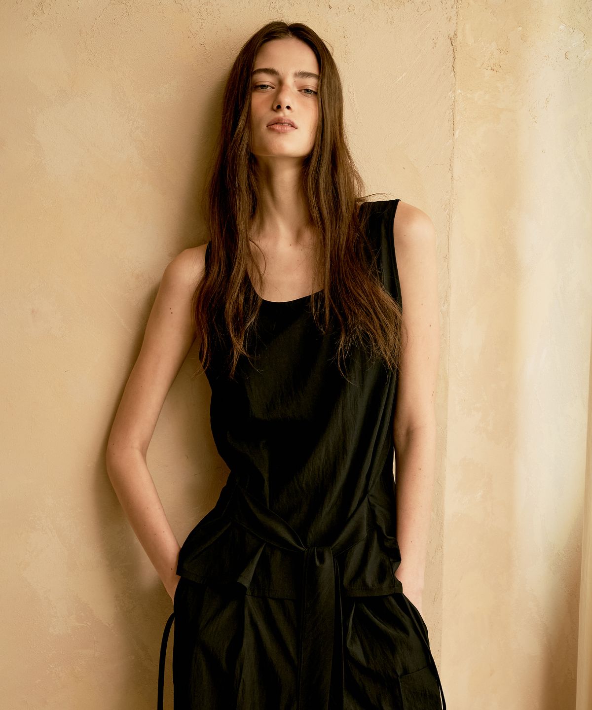 리 더블유(REW) SANDLY SLEEVELESS (BLACK)