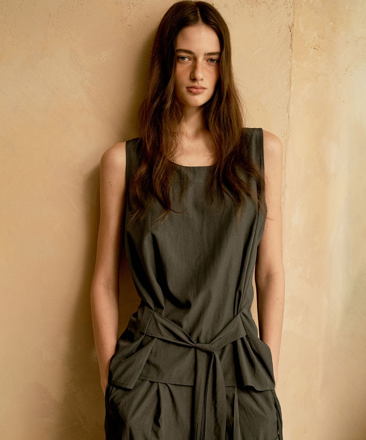리 더블유(REW) SANDLY SLEEVELESS (CHARCOAL)
