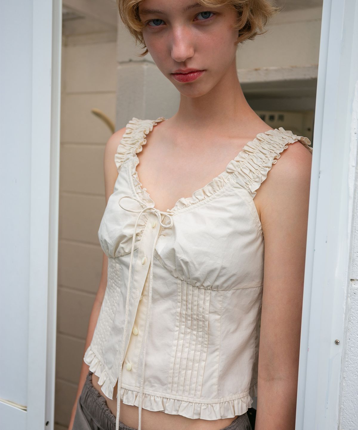 그로브(GROVE) INA SLEEVELESS TOP (CREAM)