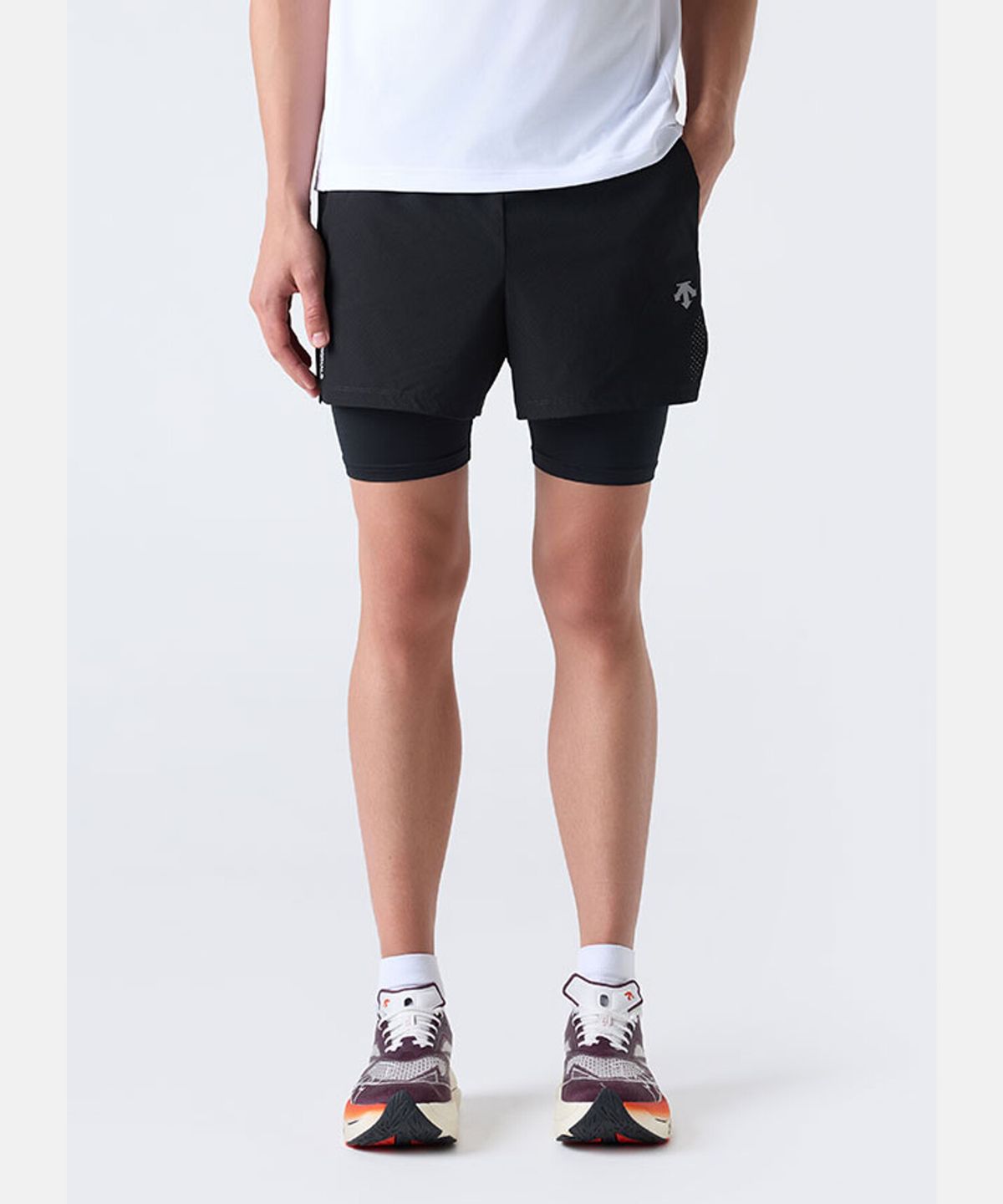 데상트(DESCENTE) 러닝 벤틸레이션 2IN1 4인치 쇼츠 블랙(SQ323RHP72)