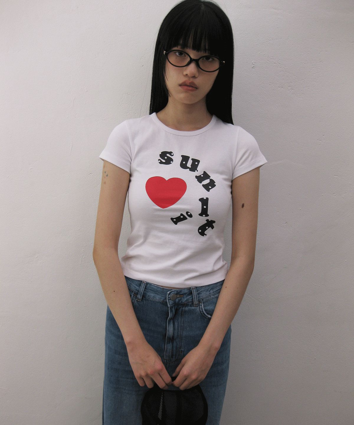 썬릿(SUNLIT) 도트 로고 티 (화이트)