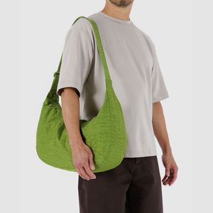 라지 나일론 크레센트 백 그린 주스