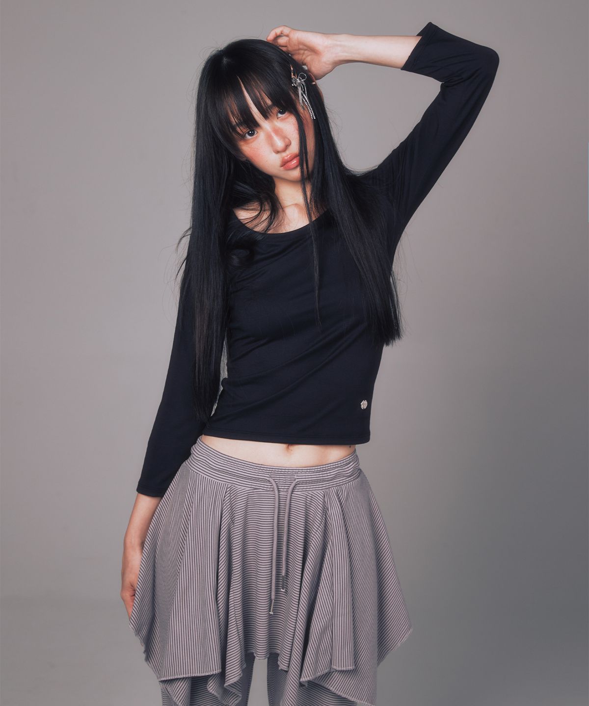 유희(YOUHEE) BASIC U-NECK QUARTER SLEEVE BLACK