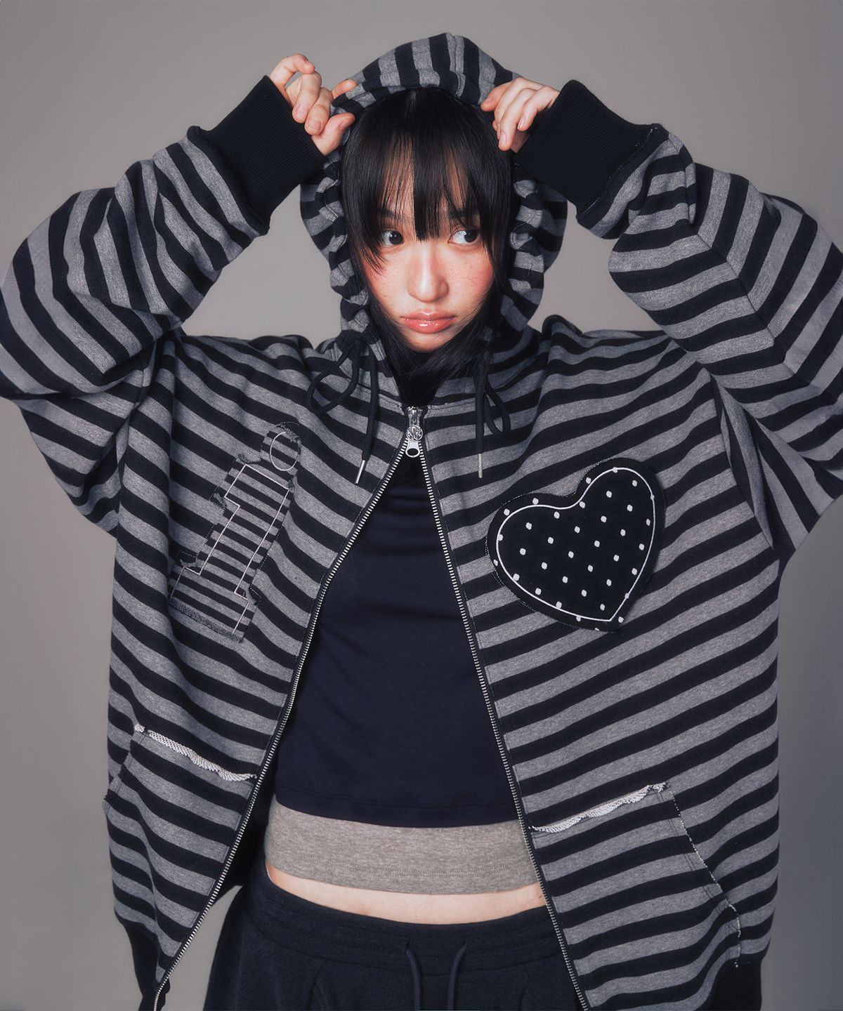 유희(YOUHEE) I LOVE APPLIQUE HOOD ZIP-UP CHARCOAL