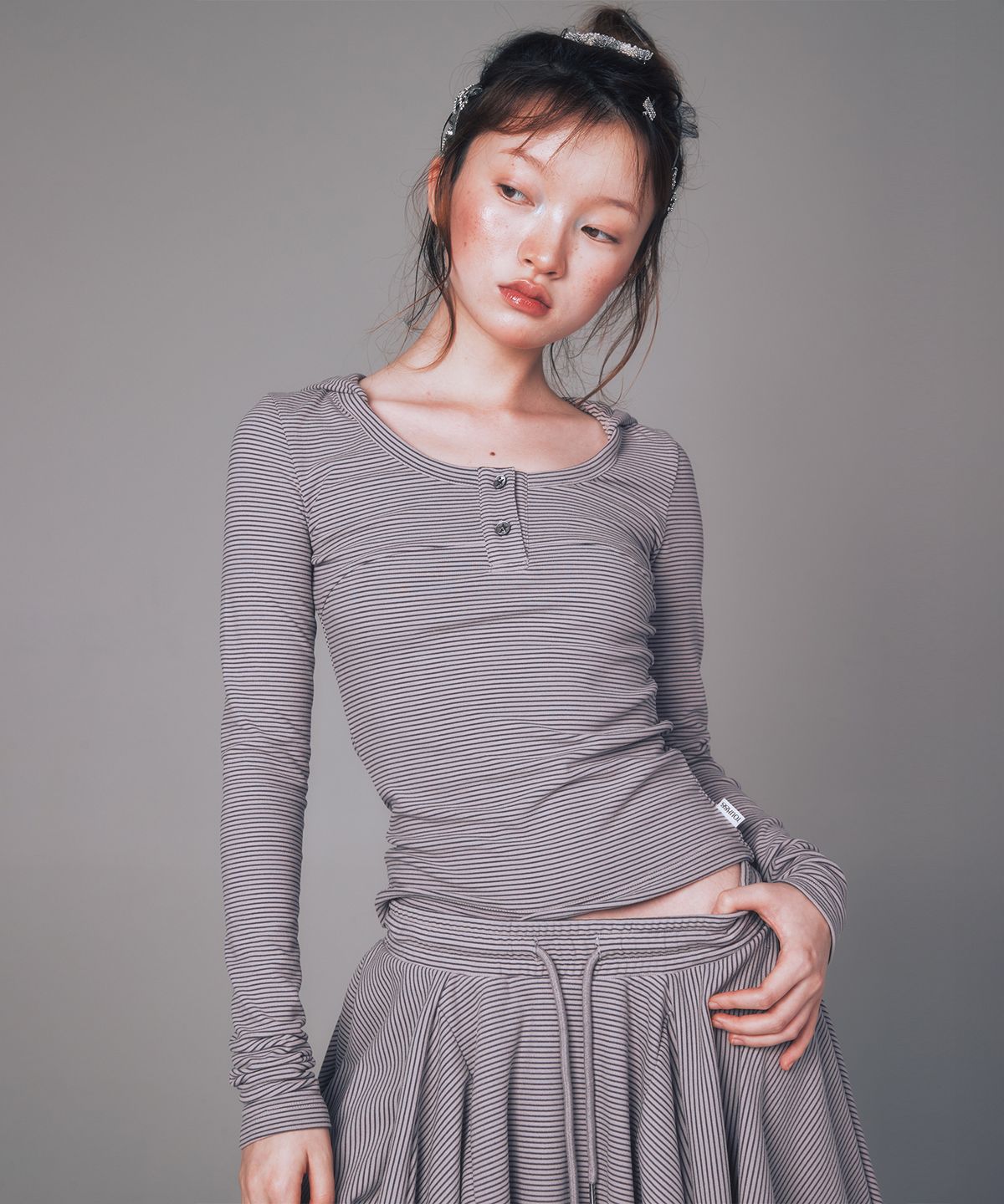 유희(YOUHEE) STUD DETAILED HOODIE LONG SLEEVE GREY