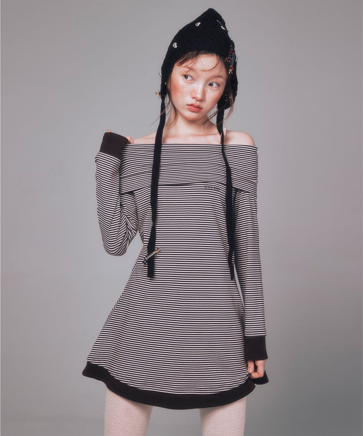 유희(YOUHEE) STRIPE OFF-SHOULDER DRESS BROWN