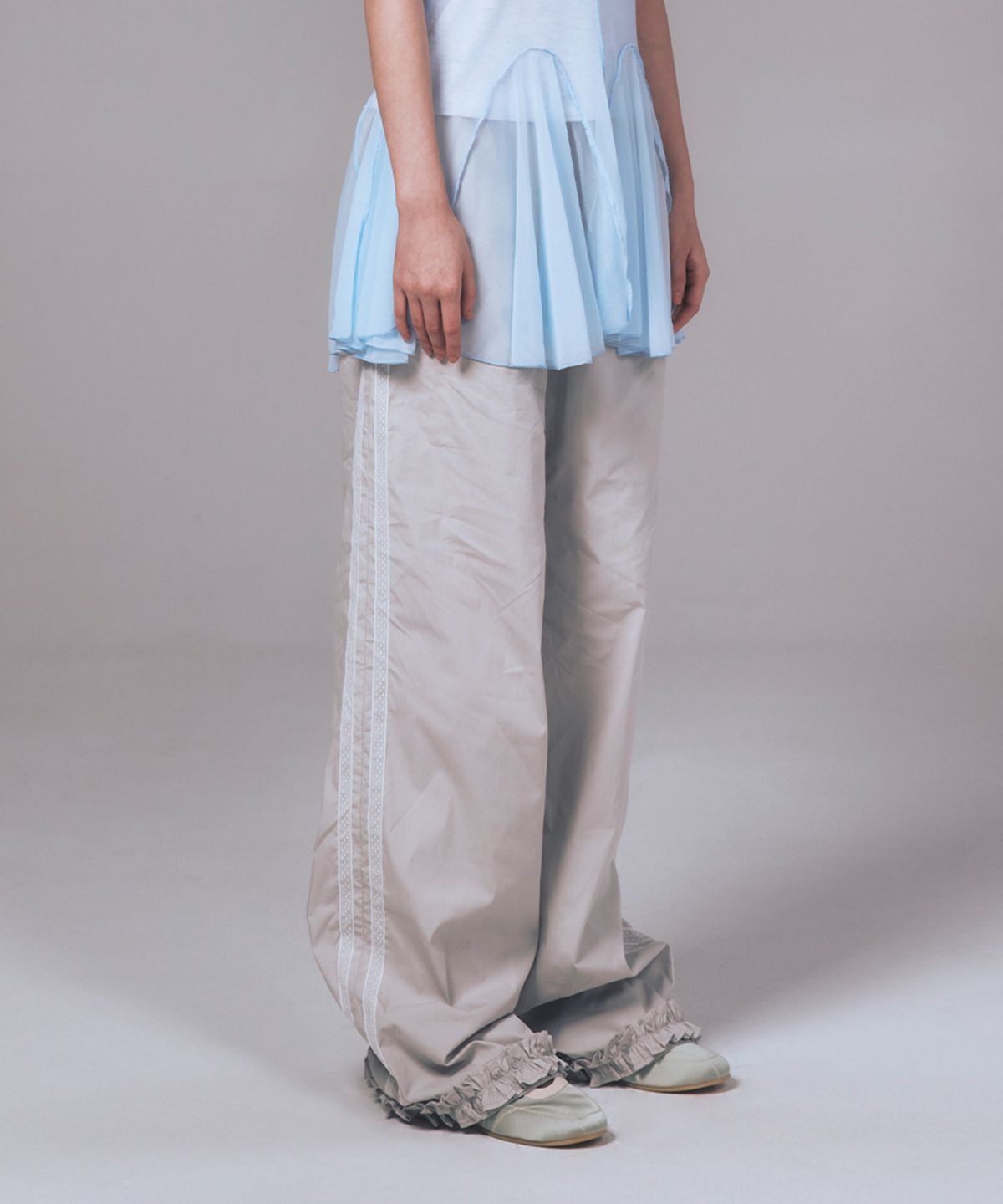 유희(YOUHEE) RUFFLE DETAILED BANDING PANTS GREY