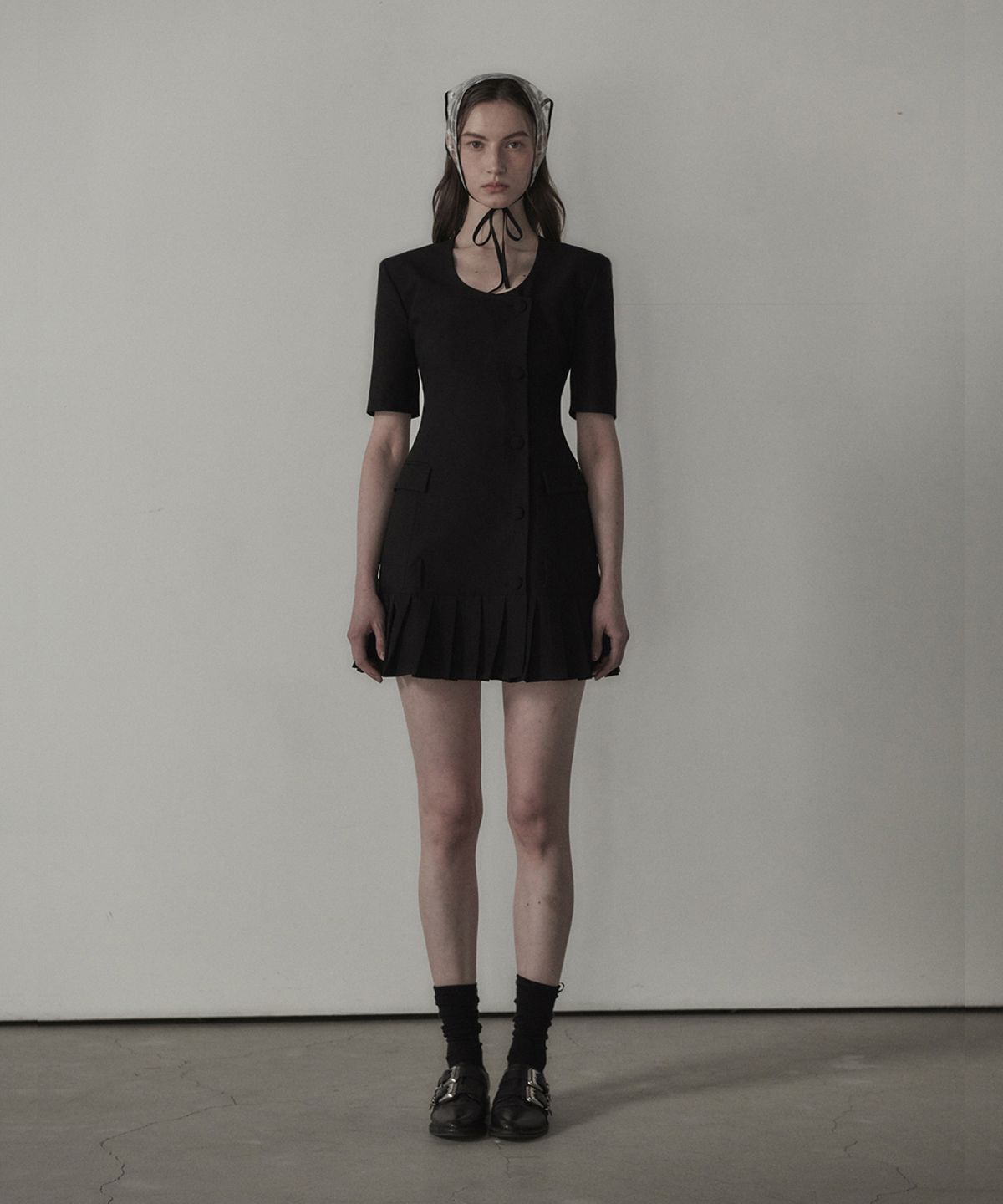 마우솔레움(MAU SOLEUM) [Standard Fit] Jenn Round Neck Pleated Half-Sleeve Suit Jacket Dress - Black