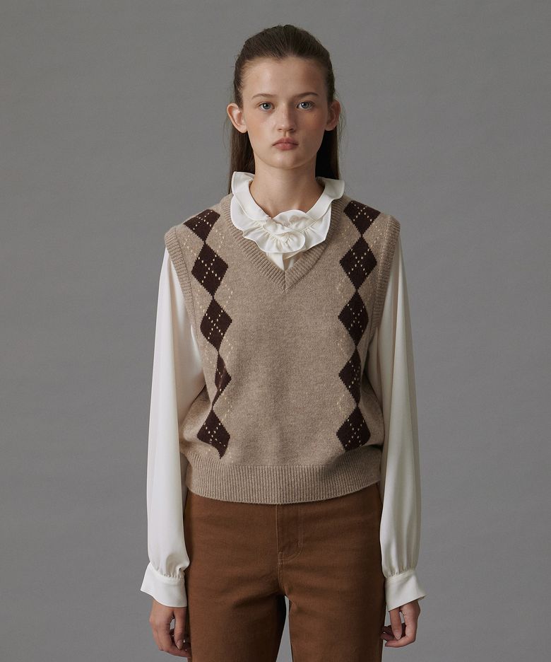 MUTED ARGYLE VEST BEIGE