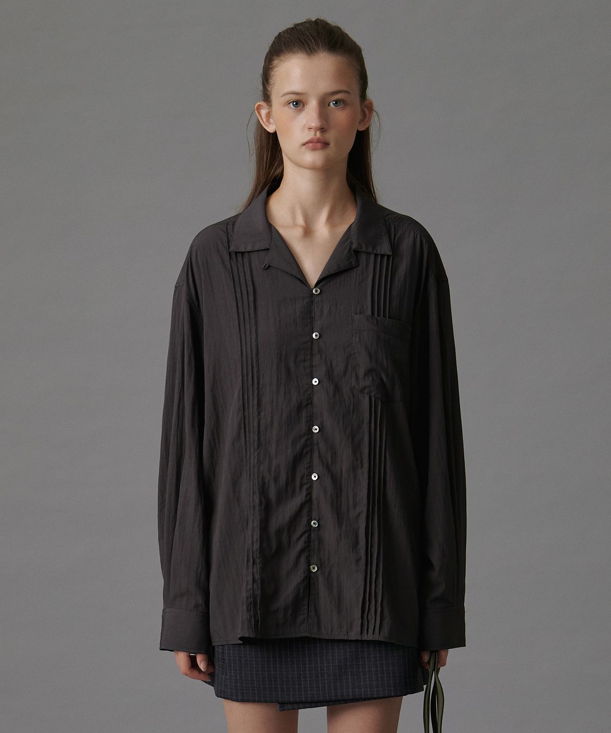 튜드먼트(TTUDEMENT) PINTUCK BLOUSE CHARCOAL
