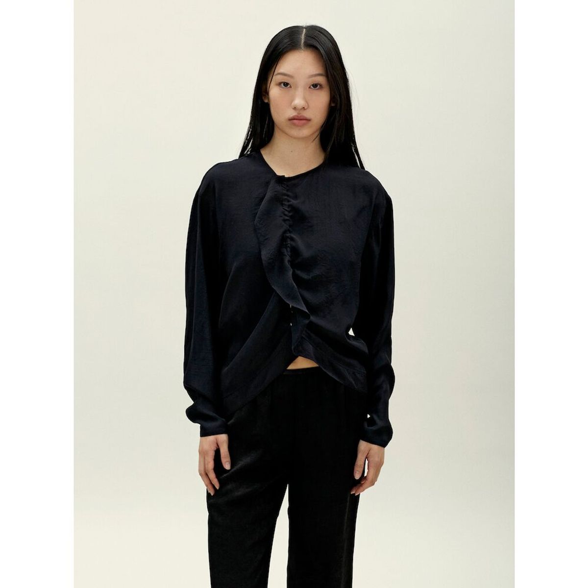 앙개(ANGGAE) Tulip Crop Blouse   Black
