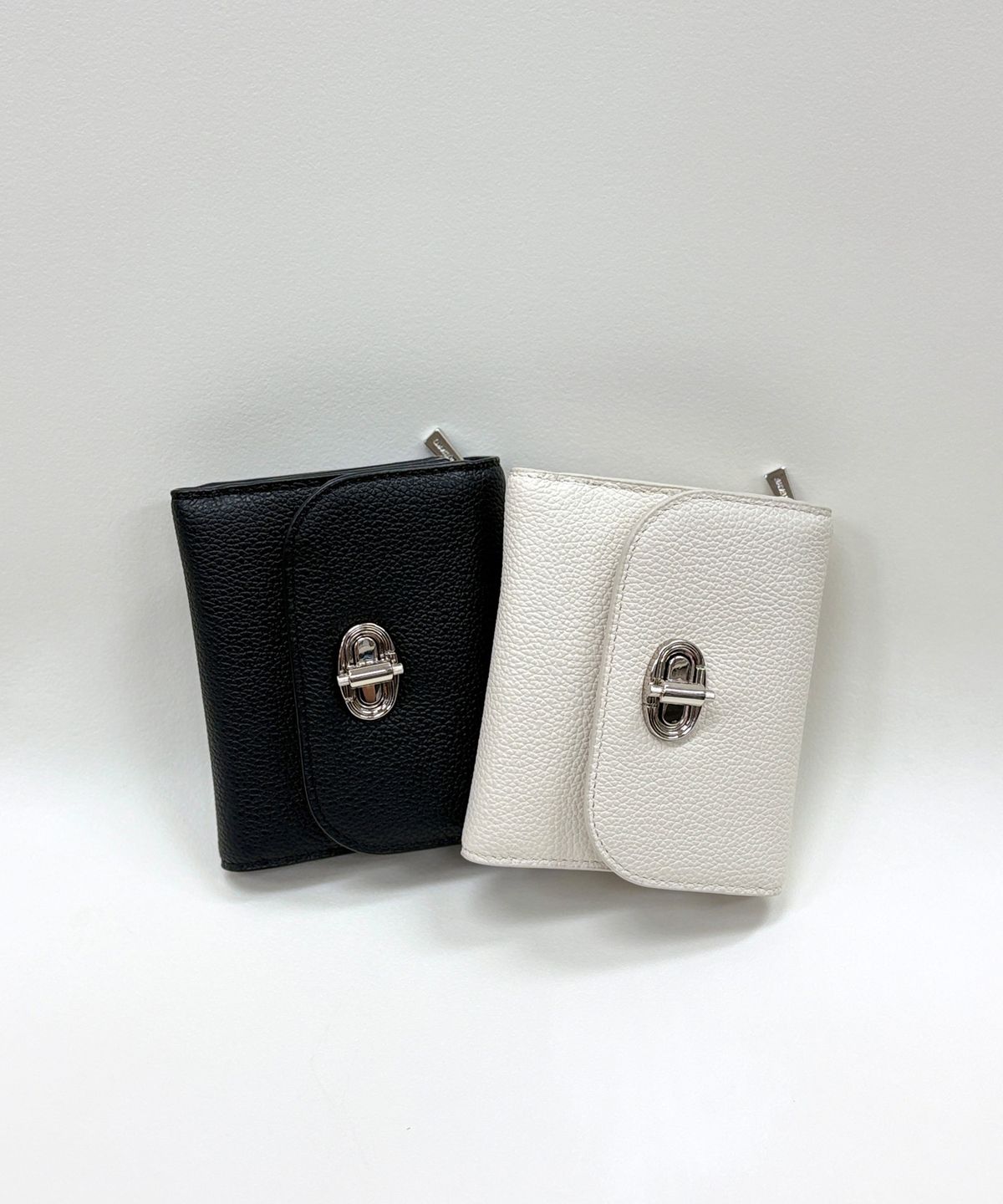 질스튜어트액세서리(JILLSTUART ACC) [AUBE] 오브 턴락장식 3단 반지갑 2color