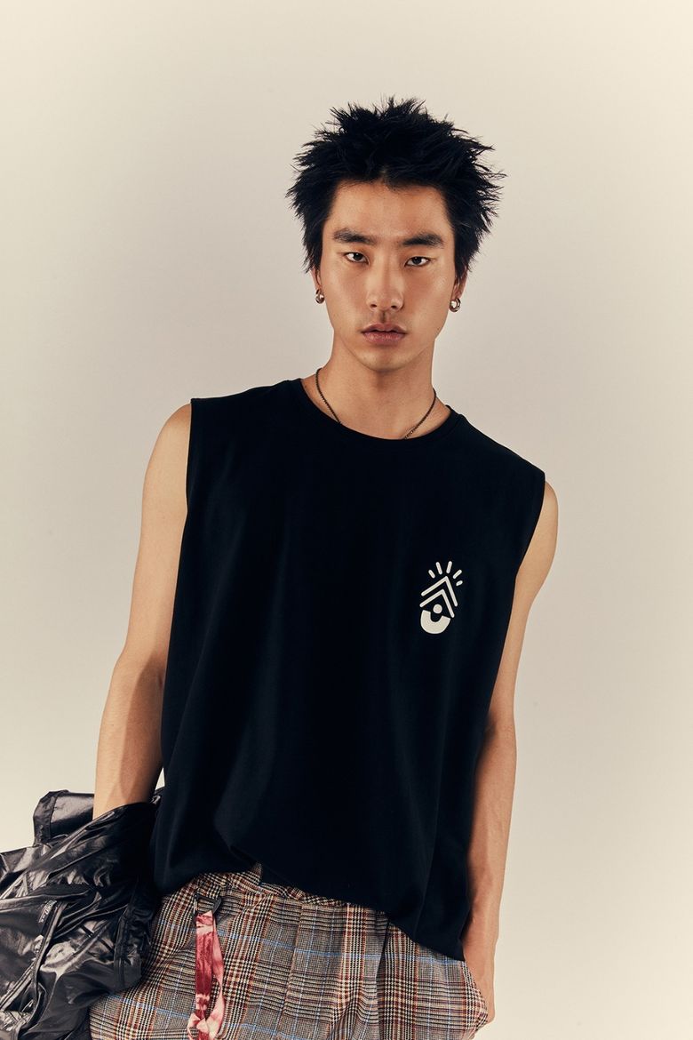 민소매 describe sleeveless black