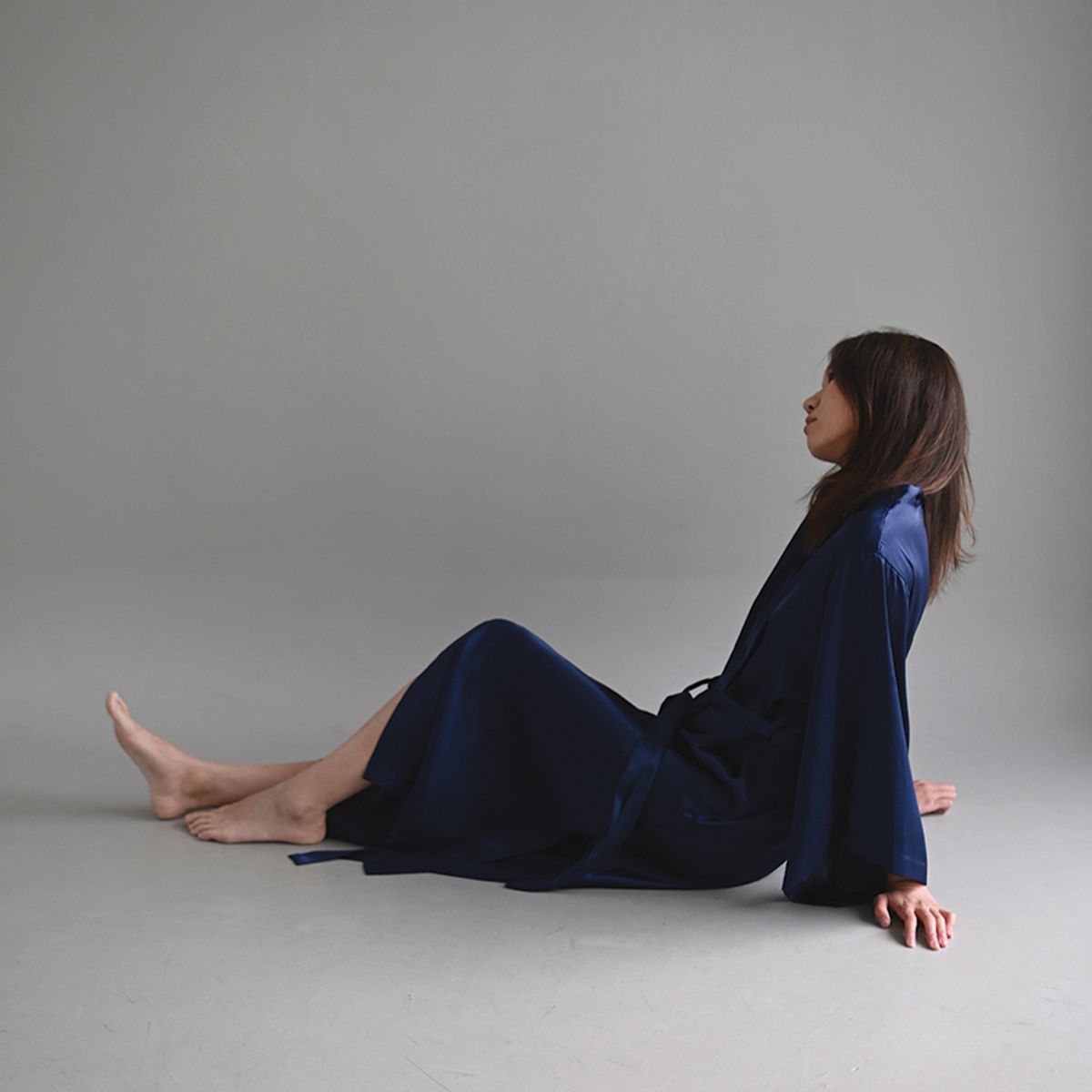 칸드(KAND) Deep Navy Flow Slit 새틴 로브