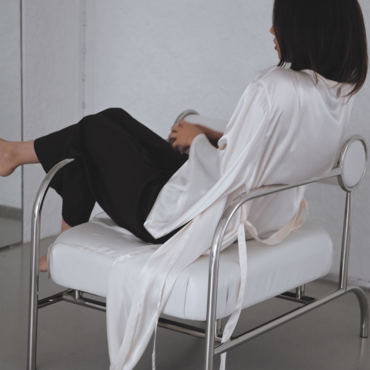 칸드(KAND) Cream Flow Slit 새틴 로브
