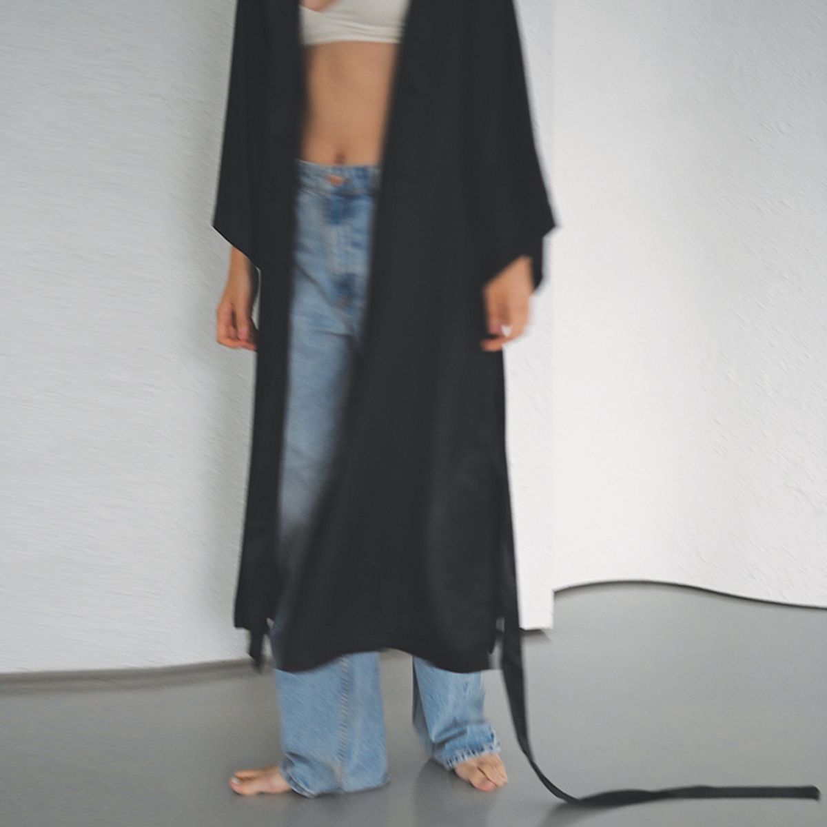 칸드(KAND) Black Flow Slit 새틴 로브
