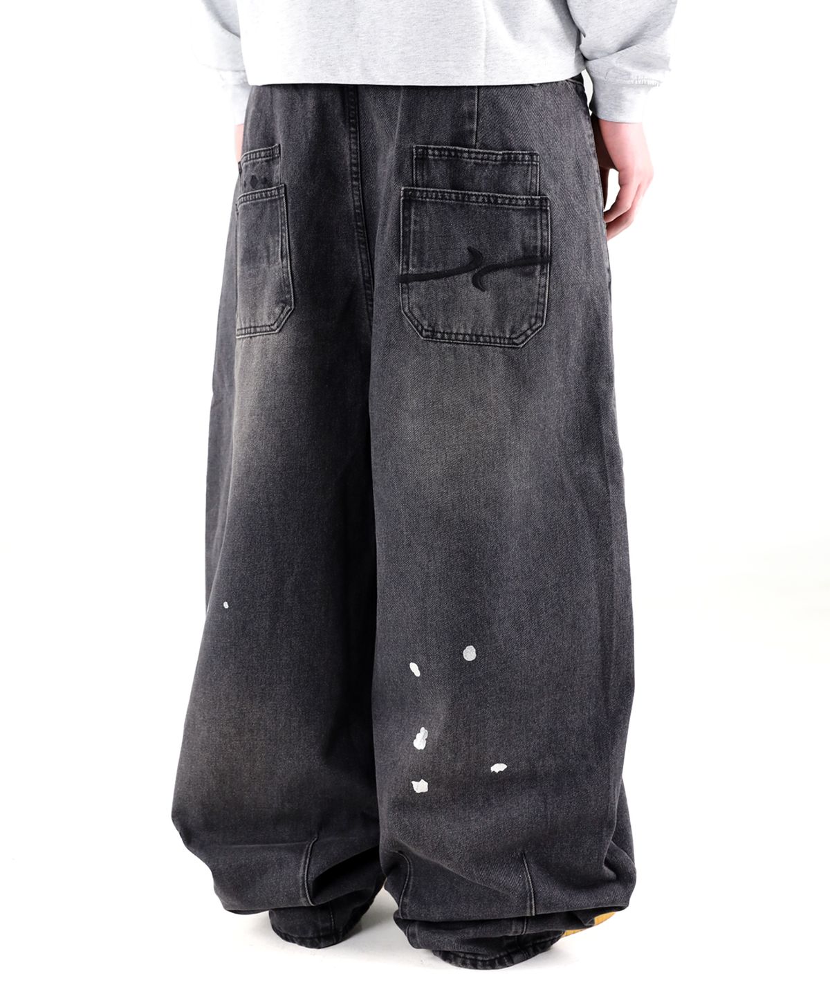 엑스톤즈(XTONZ) XP302 실버 페인팅 벌룬 데님 팬츠 (BLACK)