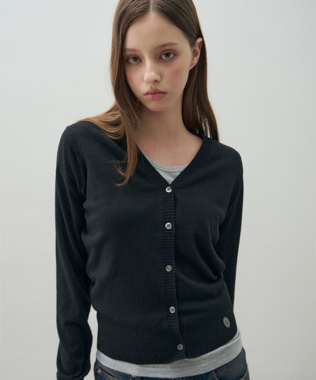레더리(LEATHERY) 슬릿 슬리브 브이넥 가디건 [BLACK]