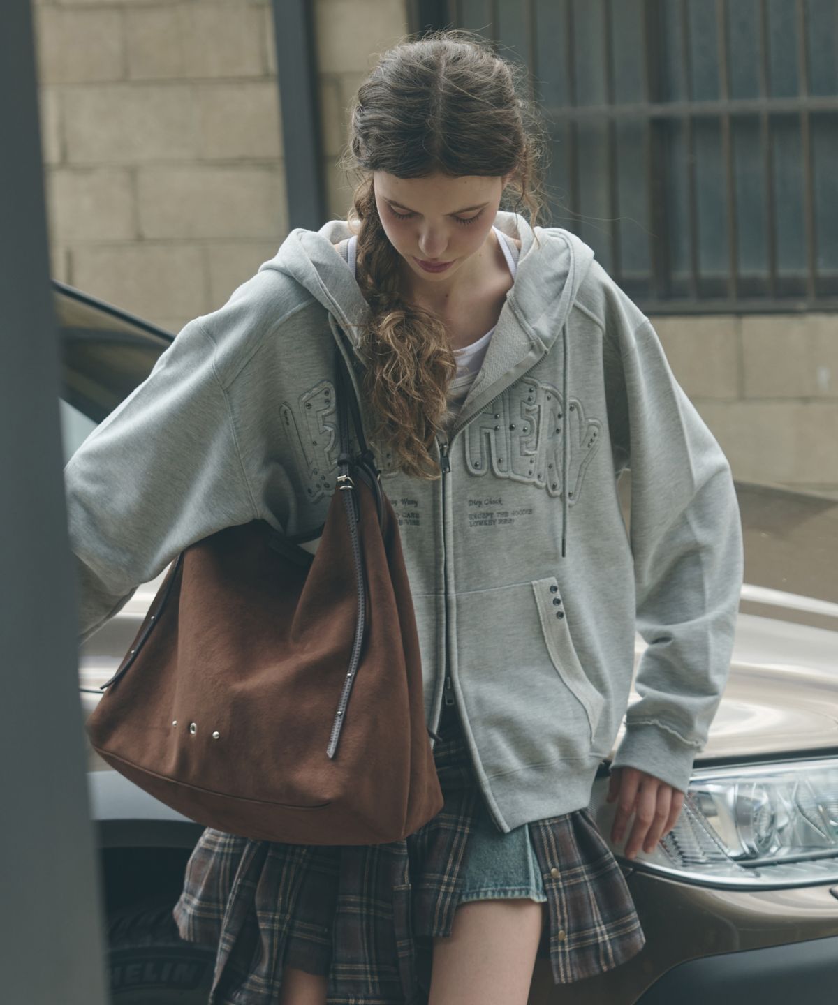 레더리(LEATHERY) 스웨이드 쇼퍼 드롭 숄더백 [BROWN]
