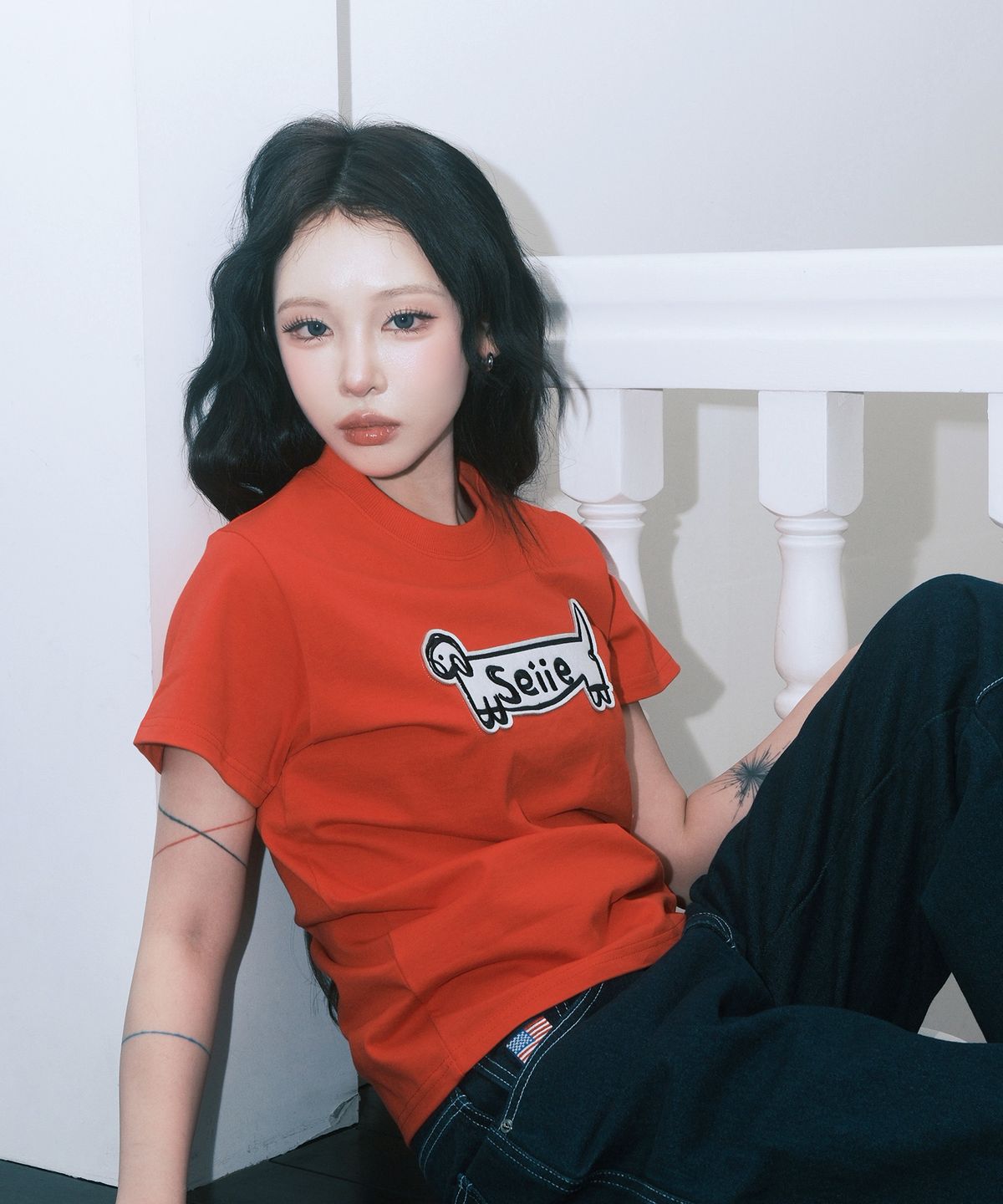 세이에(SEIIE) 강아지 로고 슬림핏 아플리케 티 Red