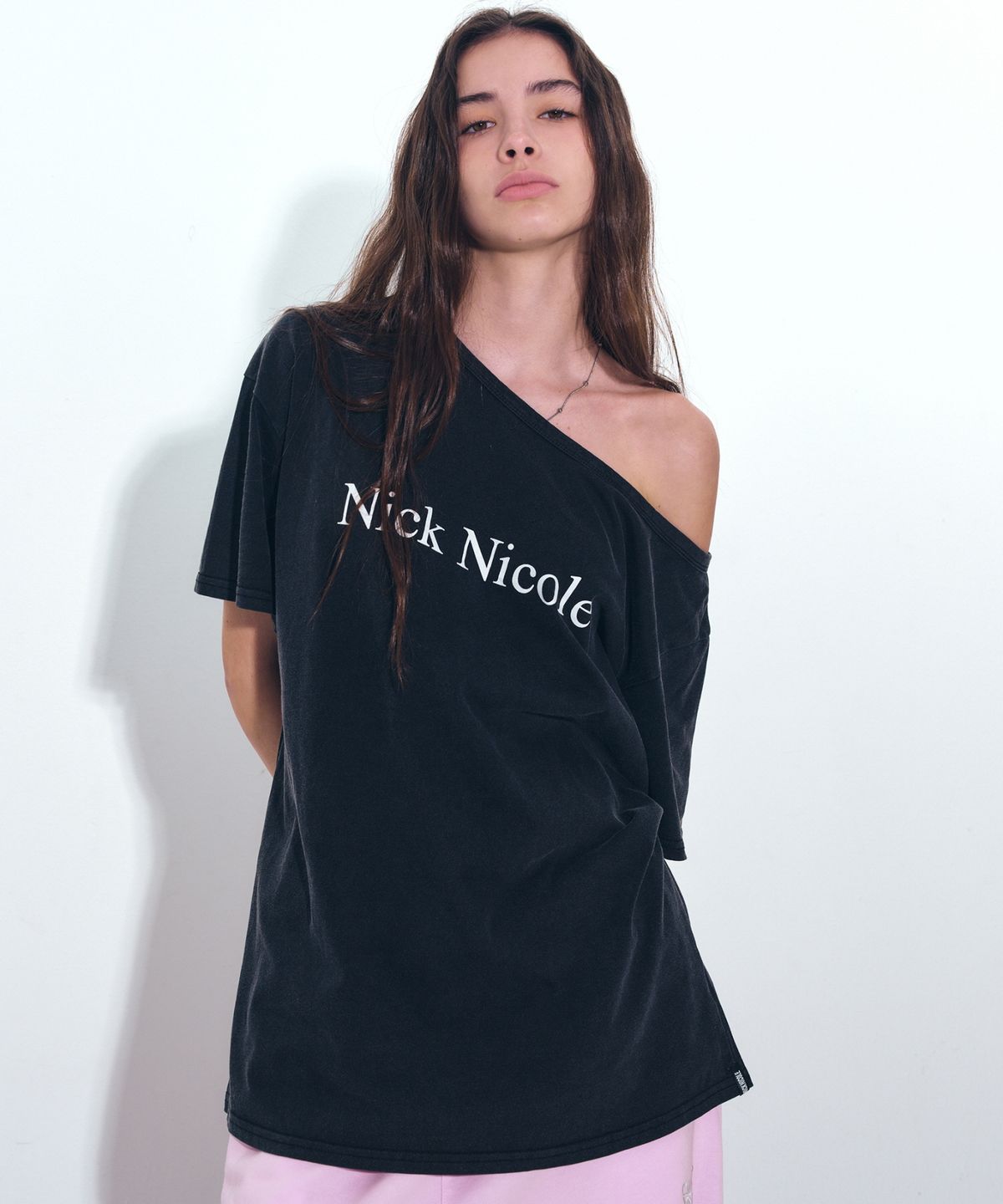 닉앤니콜(NICK&NICOLE) NICOLE ONE SHOULDER RELAXED LOGO TOP_BLACK