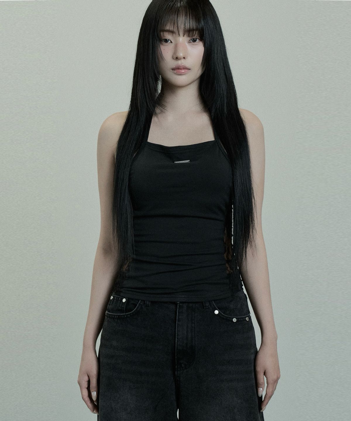 에트오소메(ETRE AU SOMMET) Side Lace Strap Cowl Halter Top (Black)