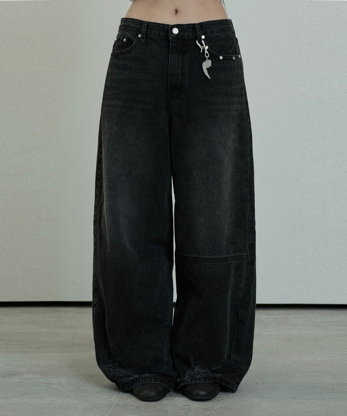 에트오소메(ETRE AU SOMMET) Hem Damage Keyring Wide Denim Pants (Black)