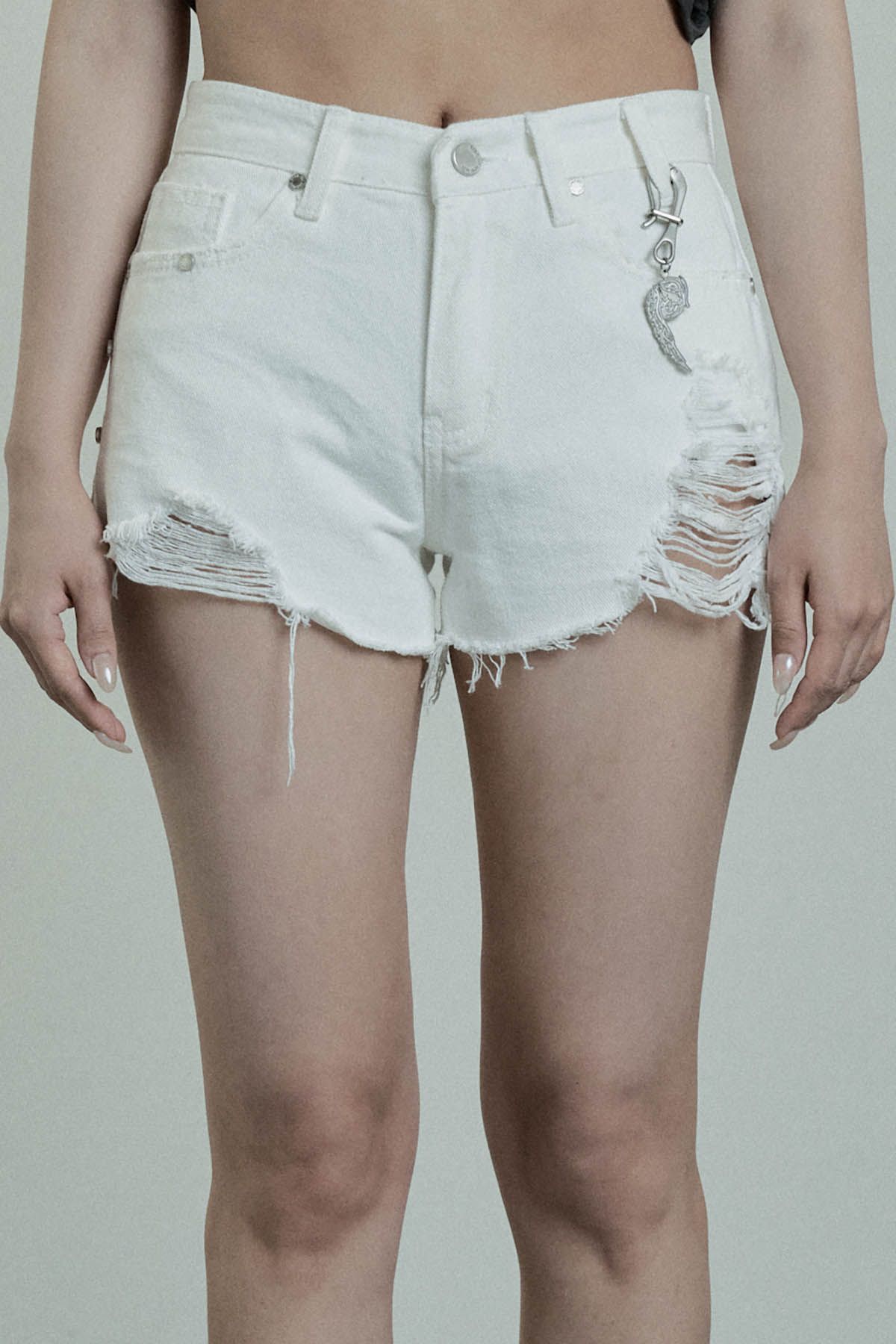 에트오소메(ETRE AU SOMMET) Rivet Damage Keyring Shorts pants (White)