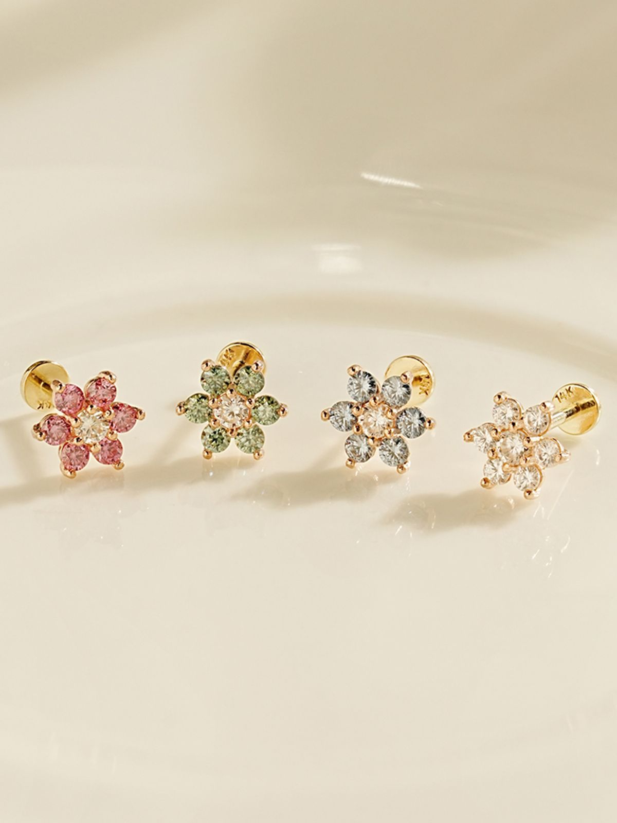 미니멀피어싱(MINIMALPIERCING) [0.8mm]14K 인터널 모이사나이트 다이아 컬러 러블리 플라워 라블렛 피어싱 귀걸이
