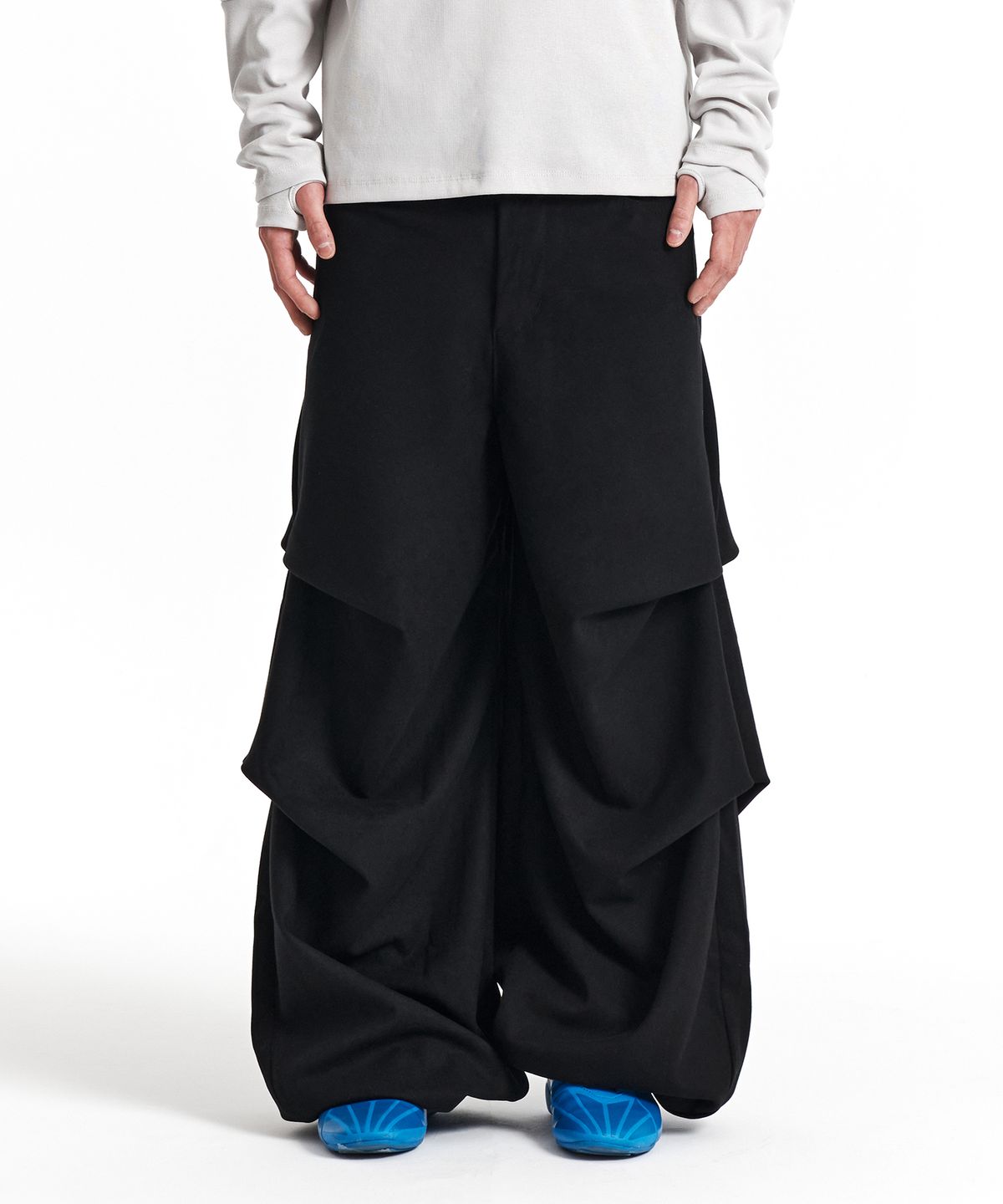 기철(KICHUL) Side Tuck Peach Skin Balloon Pants (Black)