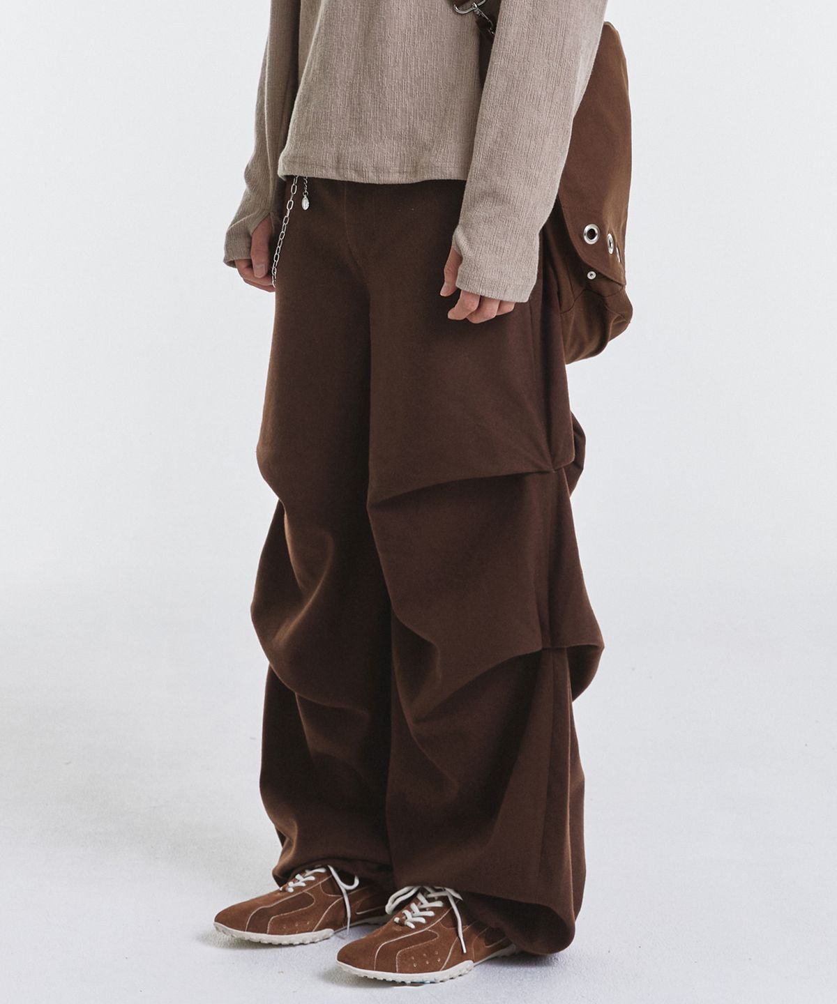 기철(KICHUL) Side Tuck Peach Skin Balloon Pants (Brown)