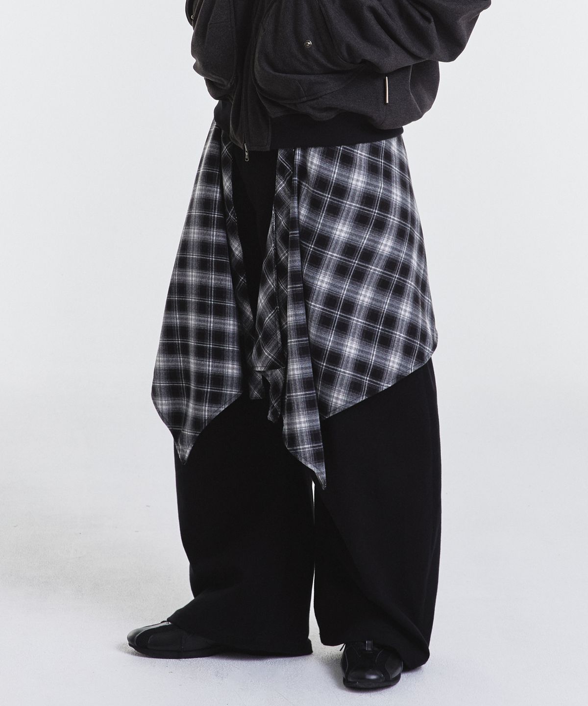 기철(KICHUL) Layered Offcheck Wide Pants (Black)
