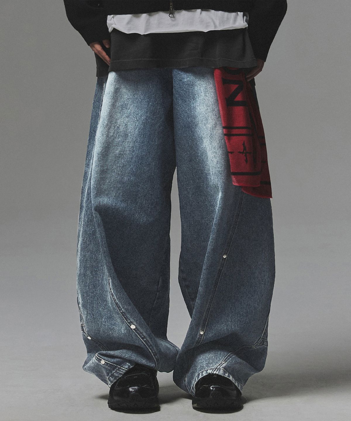 낫포너드(NOT4NERD) Stud Incision Curved Denim Pants - Deep Blue