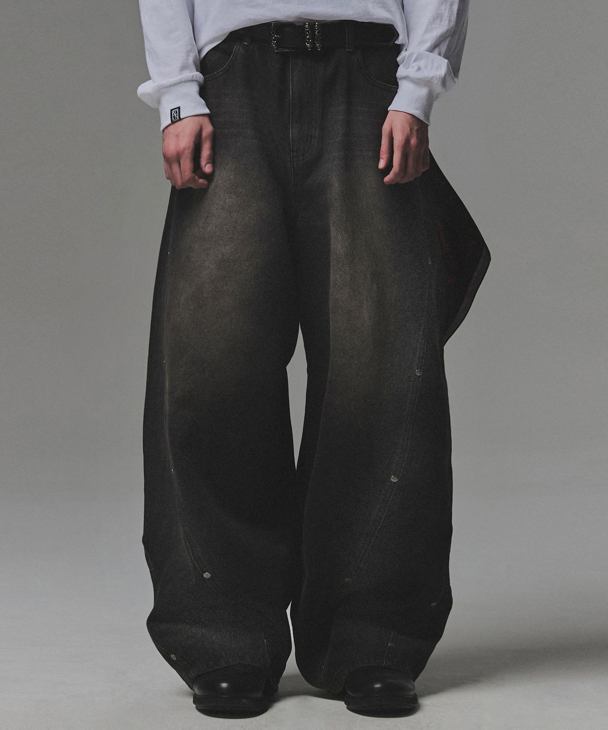 낫포너드(NOT4NERD) Stud Incision Curved Denim Pants - Black