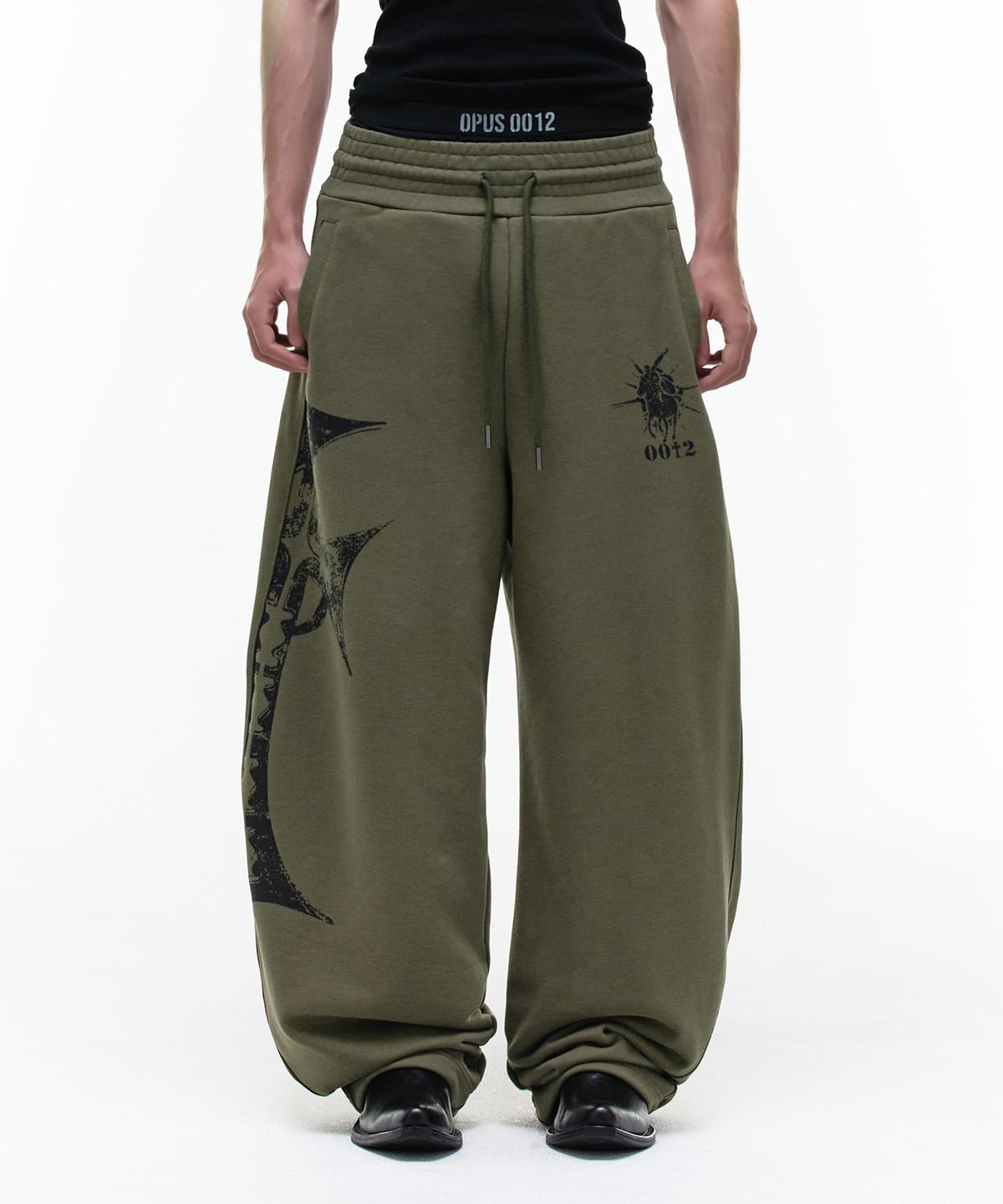 오퍼스 0012(OPUS 0012) Op. 08 CROSS CURVED SWEAT PANTS KHAKI