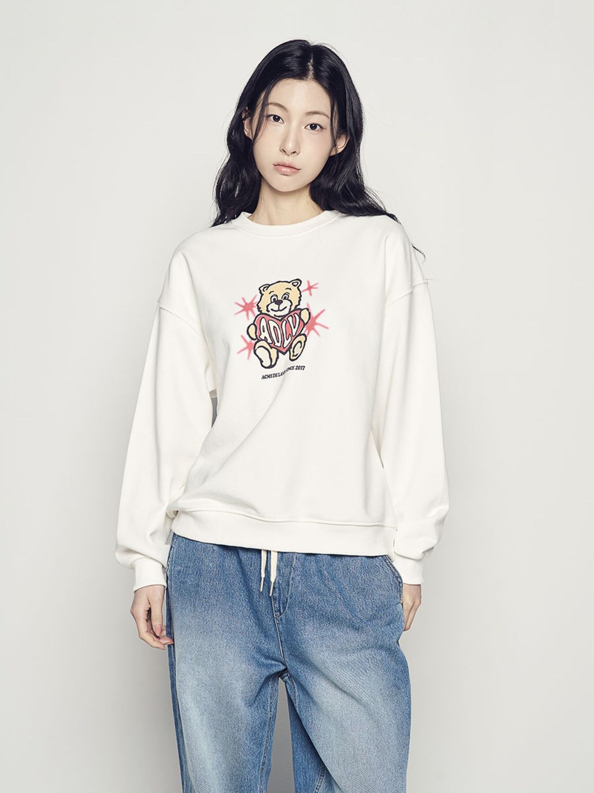 아크메드라비(ACME DE LA VIE) WOMAN AC BEAR HEART SWEATSHIRT (2 COLOR)