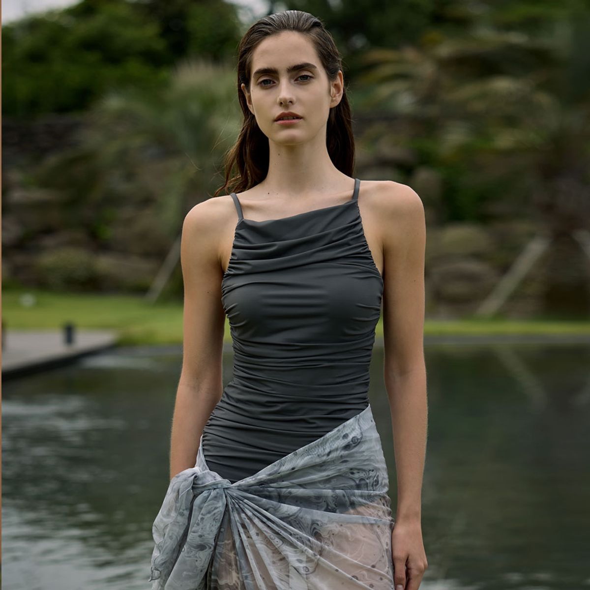 디에브(D.EV) Lucent High-neck Swimsuit_Veil shade (차콜)