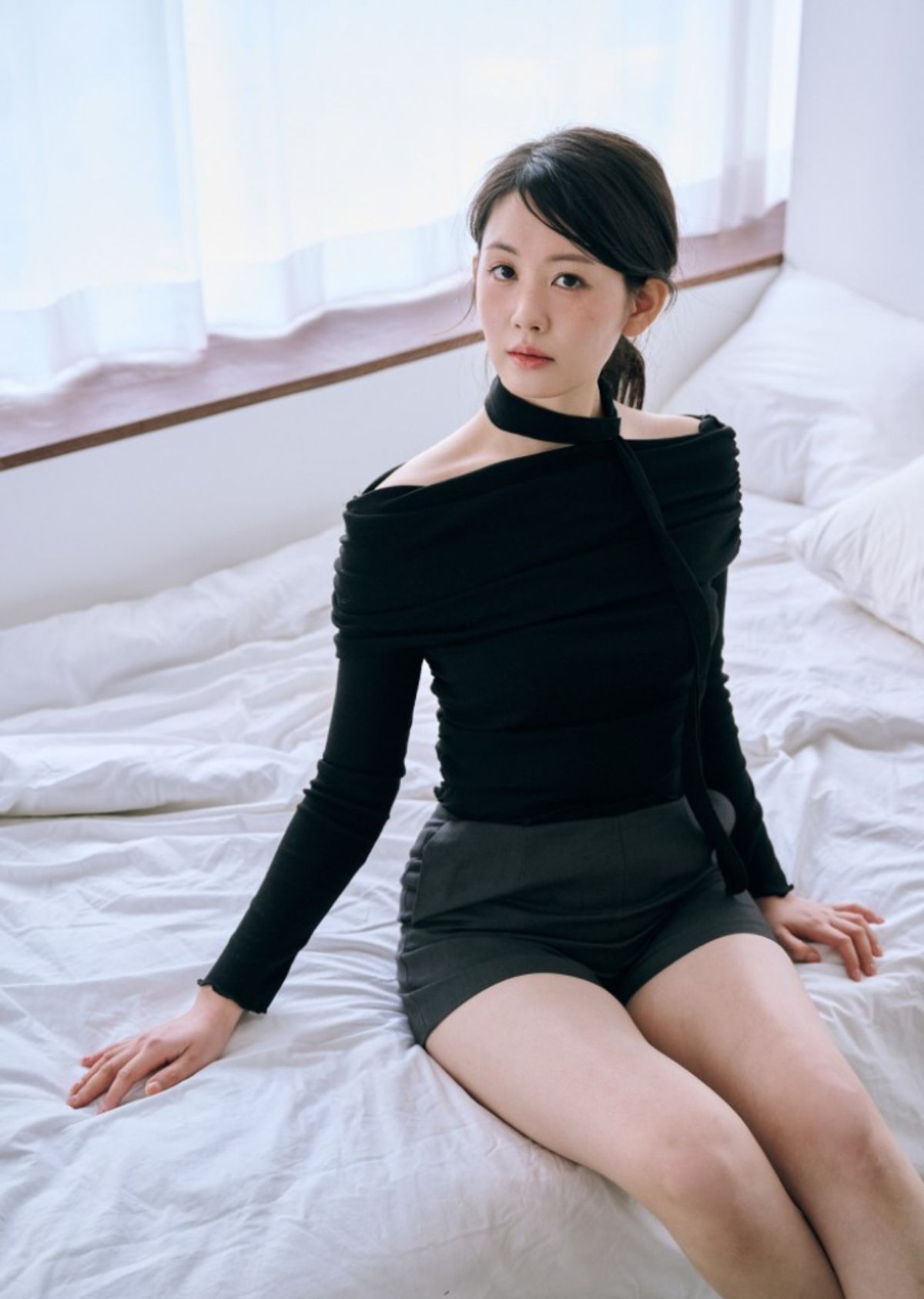 바이서우(BYSEOWOO) 엘라 오프숄더 티셔츠 (블랙)