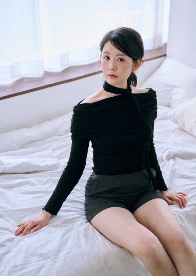 엘라 오프숄더 티셔츠 (블랙)